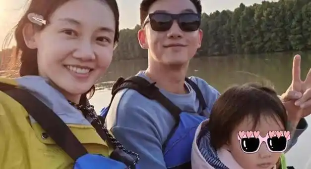 郑恺苗苗两家人吃团圆饭三胎女宝宝出镜老大老二正脸都像郑恺