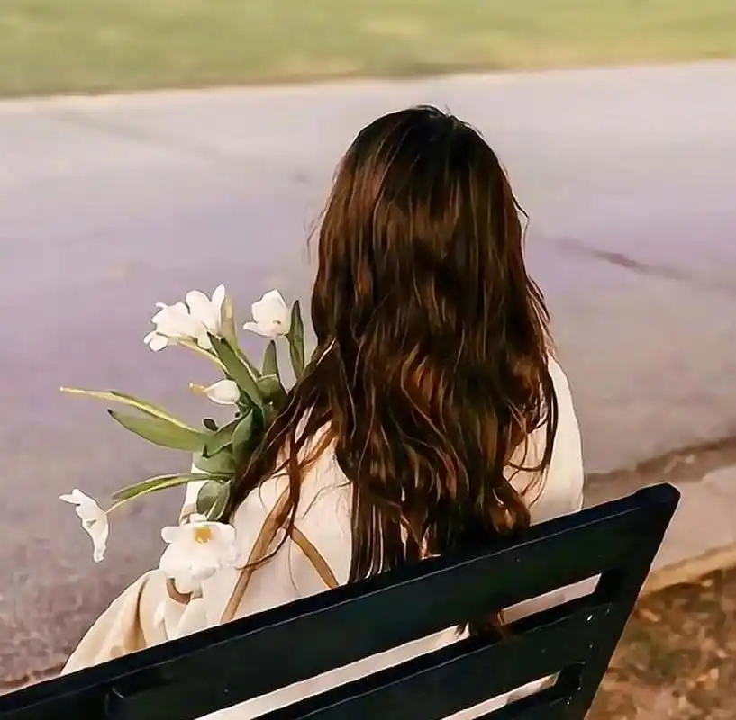 不露脸女生头像.手捧花后背头像#女生头像 #刘亦菲手捧鲜花图 - 抖音