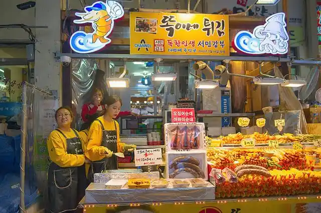 韩国美女市场摆摊卖炸鸡,日销千份食客排队抢购