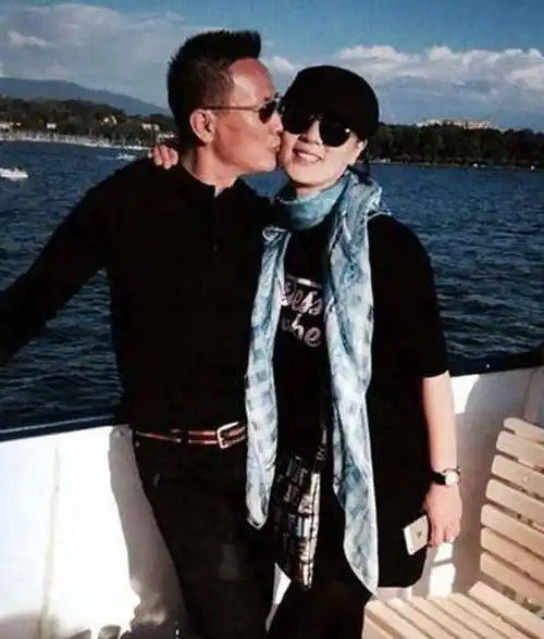 62岁爆红,戏外娶张萍为妻,恩爱至今零绯闻_父亲_妻子_王劲松
