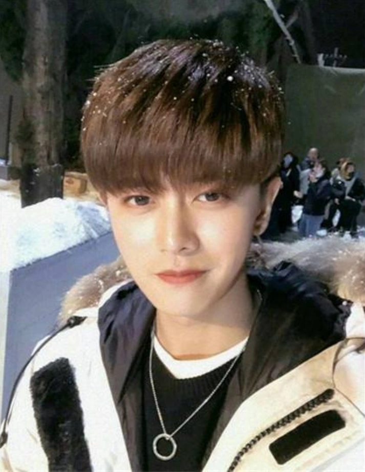 任嘉伦10年前素颜照曝光,非主流痞帅风,忍不住想要爬墙的冲动_照片