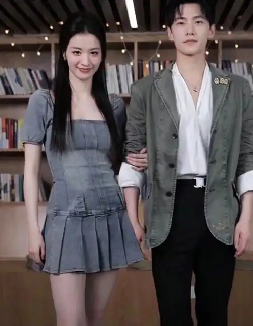 王楚然穿平底鞋刻意弯腰与杨洋合照却穿高跟鞋对檀健次翻白眼