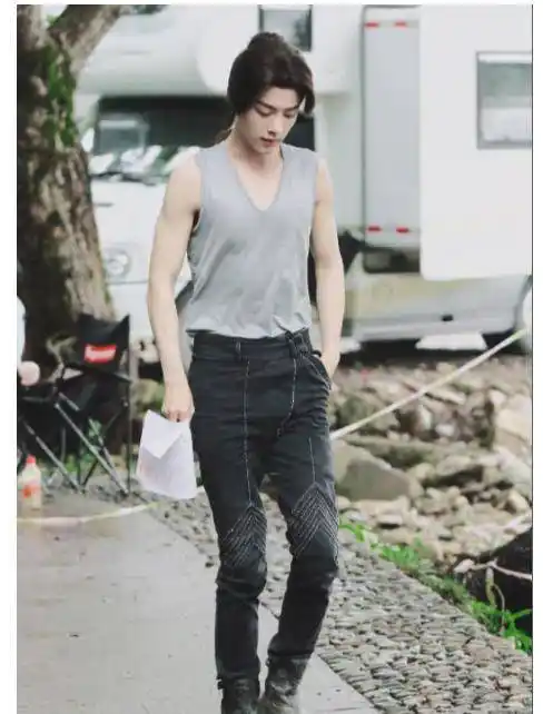 王一博:这是我的腹肌,千玺:我也有,肖战:是我站得不够高吗?