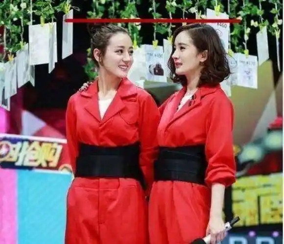 原创迪丽热巴身高多少168的同台女星尴尬了是谁谎报了身高