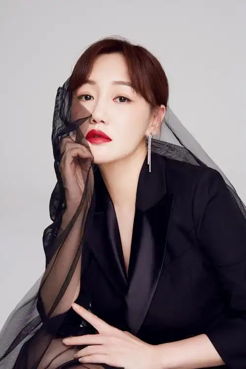 薛佳凝秋日写真释出 《光荣时代》收视口碑双丰收