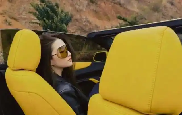 刘亦菲更新动态,开跑车炸街,身穿皮衣超帅气