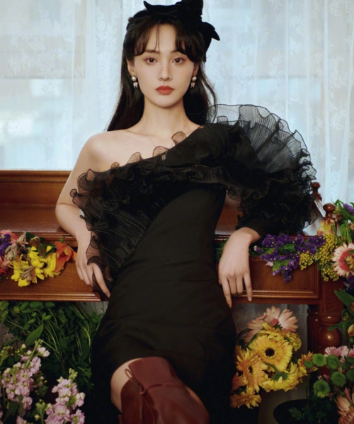 郑爽一组封面花絮出炉,连换好几套服装,名门千金是说爽妹子吧