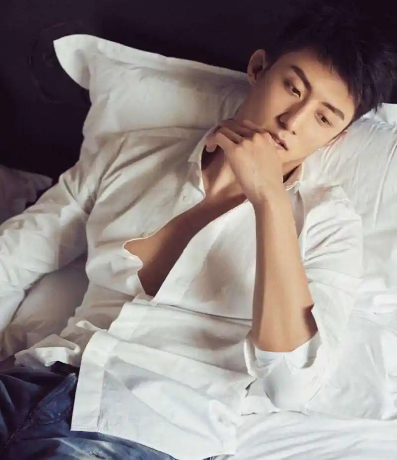 黄景瑜白衬衣集合,一个阳光又性感的小哥哥,你喜欢这样的他吗?