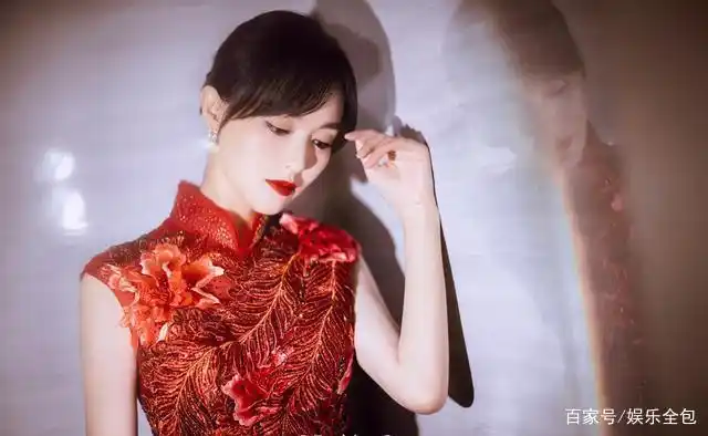 有种"尤物"叫迪丽热巴穿旗袍,细腰长腿红唇抢镜,看了移不开眼