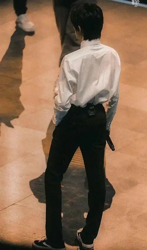 宋亚轩elle八月刊封面背影预告没人不爱宽肩窄腰的大帅哥