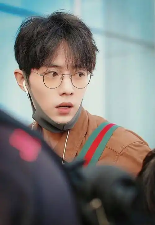 肖战说自己从没演过反派,看到他罕见抽烟照,网友:眼神太a了!