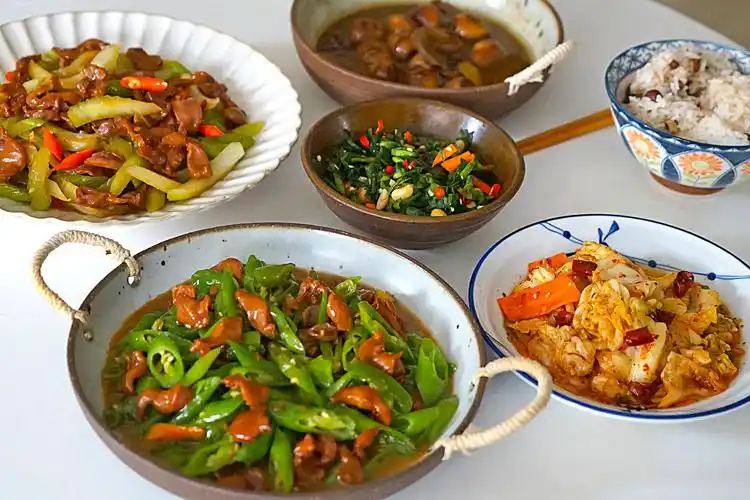 原创晒晒周末一家四口的午餐三道家常菜搭配两道咸菜每一道都下饭