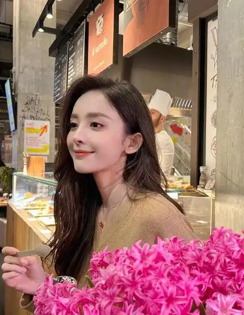 古力娜扎美照来了穿露腰装大秀a4腰颜值身材超养眼