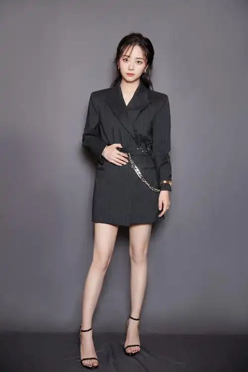 谭松韵穿搭黑色的条纹西装裙调配一字带的高跟鞋,就很腿长了-街拍look