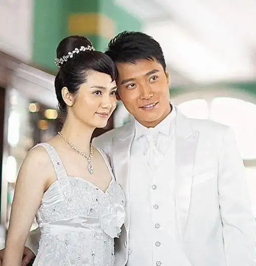 揭娱圈"母子恋"明星 洪欣与"小老公"出游