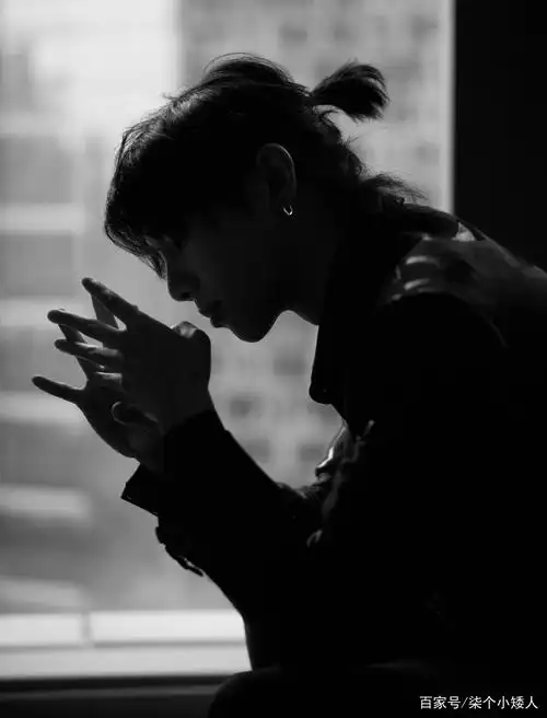 华晨宇扎小辫尽显俏皮优雅,升级当爸少年感依旧