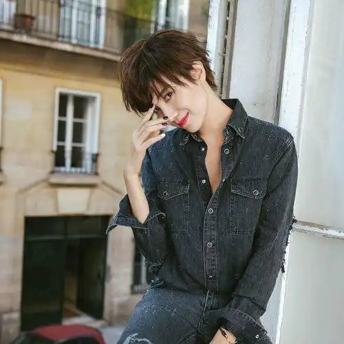 时尚扛把子小宋佳的过耳超短发演绎的shaghair简直帅人一脸,心机的