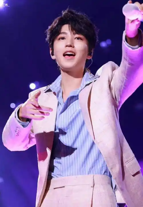 240106 全能偶像王俊凯跨年舞台表现震撼,获赞无可匹敌!