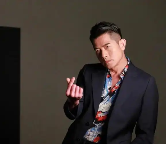 55岁郭富城显老态这一次怪发型了他这些造型优雅绅士