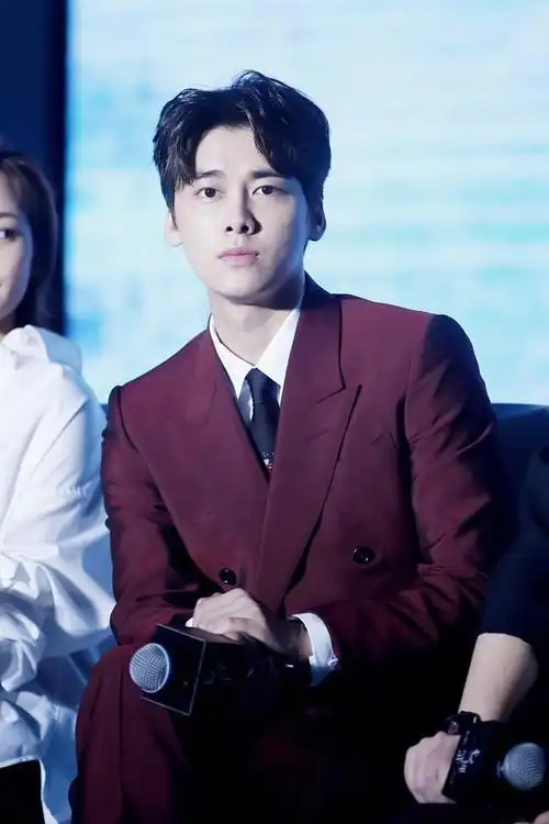 活动中的李易峰,梳着打理有条的中分发型十分利落干练.