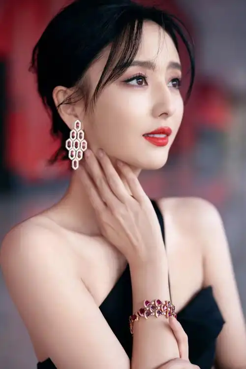 真的让人眼前一亮,又是被她的颜值征服的一天#佟丽娅金鹰节颁奖晚会