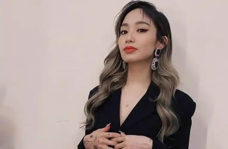 原创28岁女明星分手删光前任照片公开出柜曾参加创造101