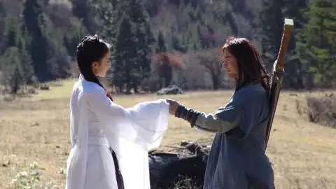 黄晓明,刘亦菲领衔主演电视剧《神雕侠侣》的片尾曲《江湖笑》