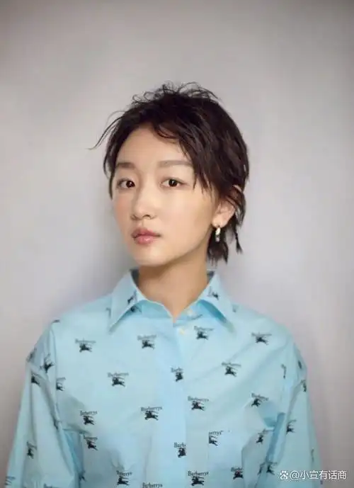 周冬雨一直以来都是短发造型,这让她看起来非常时尚.