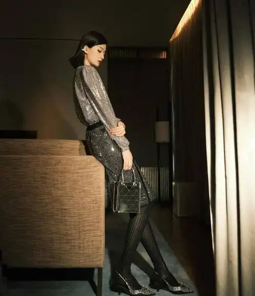 乔欣穿灰色短裙跟黑条纹丝袜搭配网友直呼颜值爆表