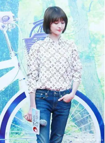 郑爽穿一身牛仔打扮出镜,戴着口罩也还是那么清纯灵动!