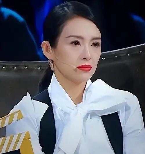 章子怡被嘲飞机场,胸口快要沉到肚子了,依然自信地站|