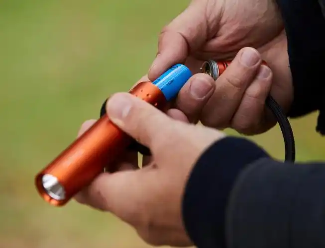 具有磁性和内部移动电源f100手电筒