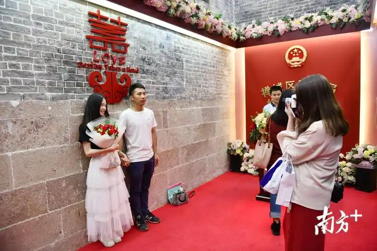 "5·20"新人们扎堆广佛最美婚姻登记处撒"狗粮"