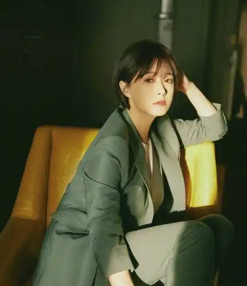 蒋欣大秀"过山车"身材,蓝色时尚裙配道姑头,驾驭起来毫不费力_锁骨