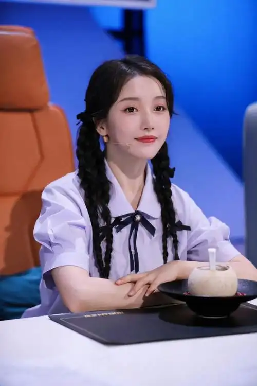 姜贞羽甜美舞台造型双马尾可爱少女带来精彩舞台