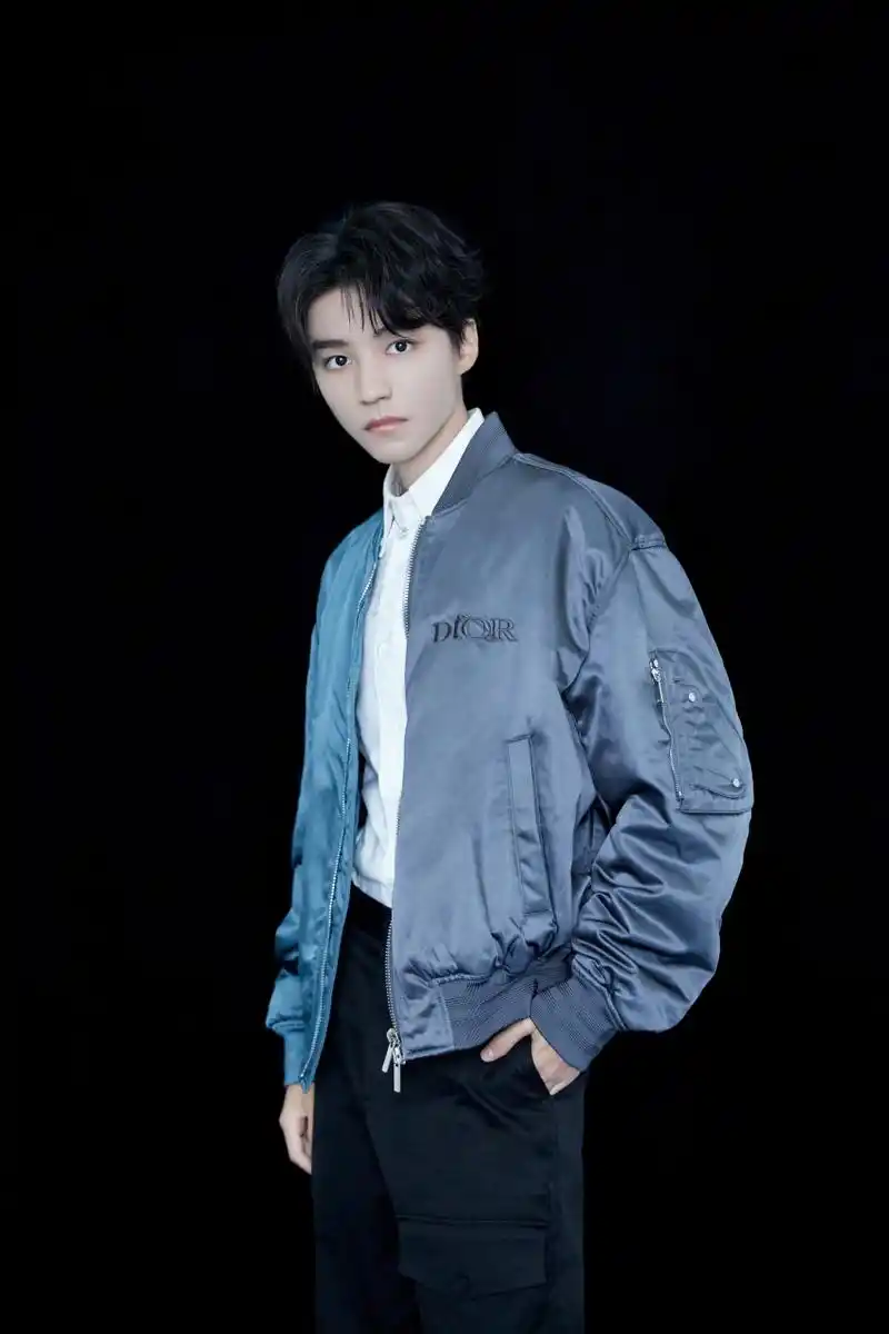 王俊凯撞色夹克彰显青春活力,故乡明月寄托无尽乡愁,当思乡意遇上