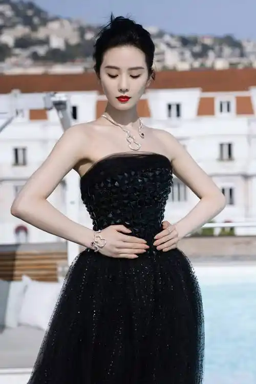 刘诗诗戛纳红毯仪态绝美 三套造型诠释"东方美貌"独特魅力