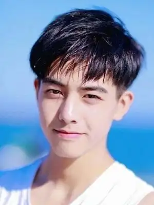 简单随性的发型设计,头顶的头发卷曲,有种蓬松凌乱感,额前刘海带着