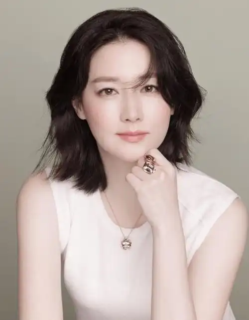 50岁李英爱发布个人靓照,告别剧中邋遢形象,被赞美丽有气质_景伊_造型