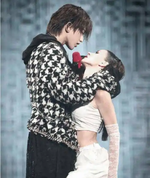 蔡徐坤演唱会现场落泪,与伴舞过度亲密惹不满,借位亲吻全程高能_争议