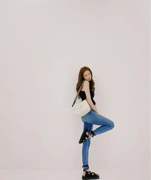 李圣经这身材真是绝了紧身服装搭配没有一丝赘肉大长腿更吸睛