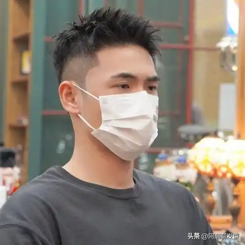 2,露额头短发炎热的天气里,对于喜欢剪刘海短发的年轻兄弟们来说,这种