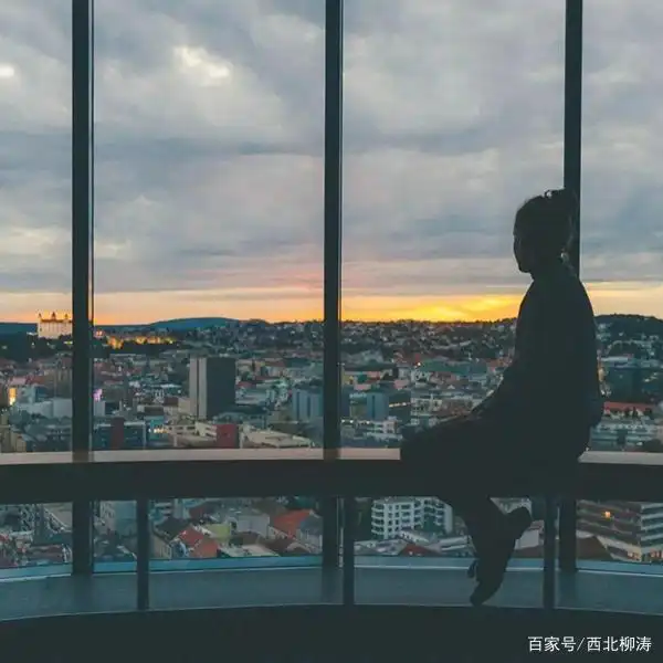 站在窗前看窗外的世界,再加一杯红酒,没有故事都觉得人间值得!