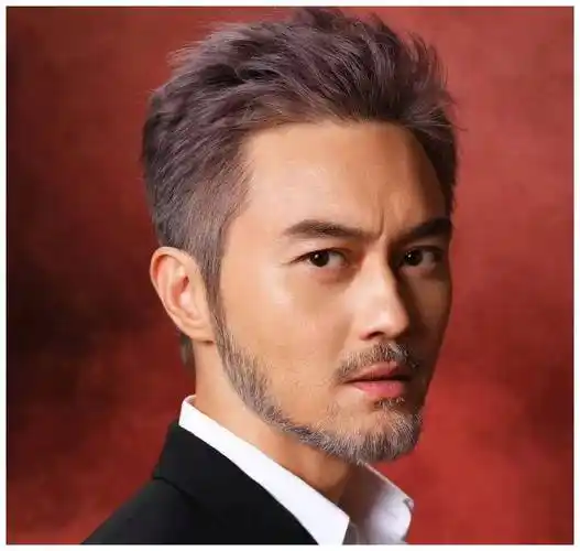 近日,有网友在社交平台上传了张智霖到著名叉烧店光顾的照片,只见他