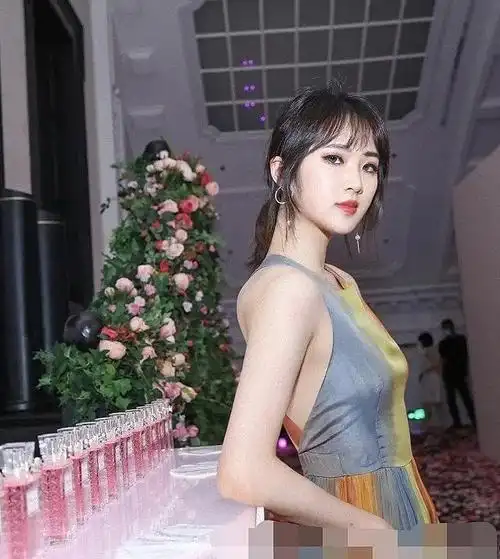 "华为二公主"姚安娜确实美,肤白貌丽腿也长,这气质说明星都信