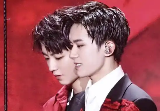 易烊千玺给王俊凯拍照,专属的队友拍照姿势,是对小凯最大的尊重