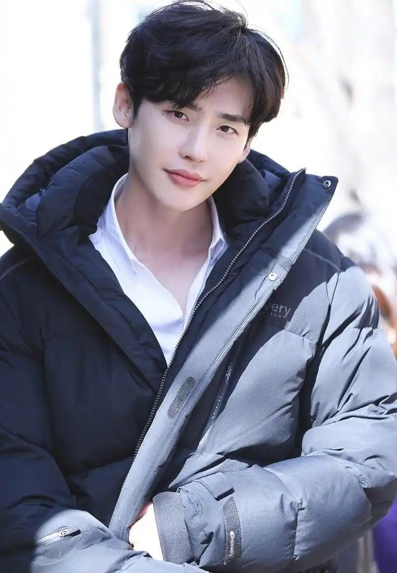 有没有关于李钟硕的壁纸呢