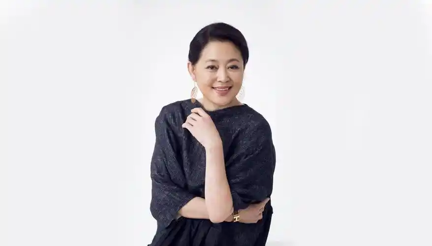 近日倪萍背千元包打扮朴素,素颜暴露皱纹,一双腿细得撑不满裤子-第5张