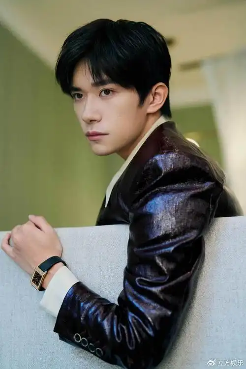 易烊千玺中分发型侧颜完美 穿棕红色夹克帅气有型