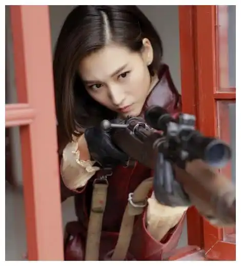 在《飞哥大英雄》中,她是外冷内热的女军官邢亚萍!".